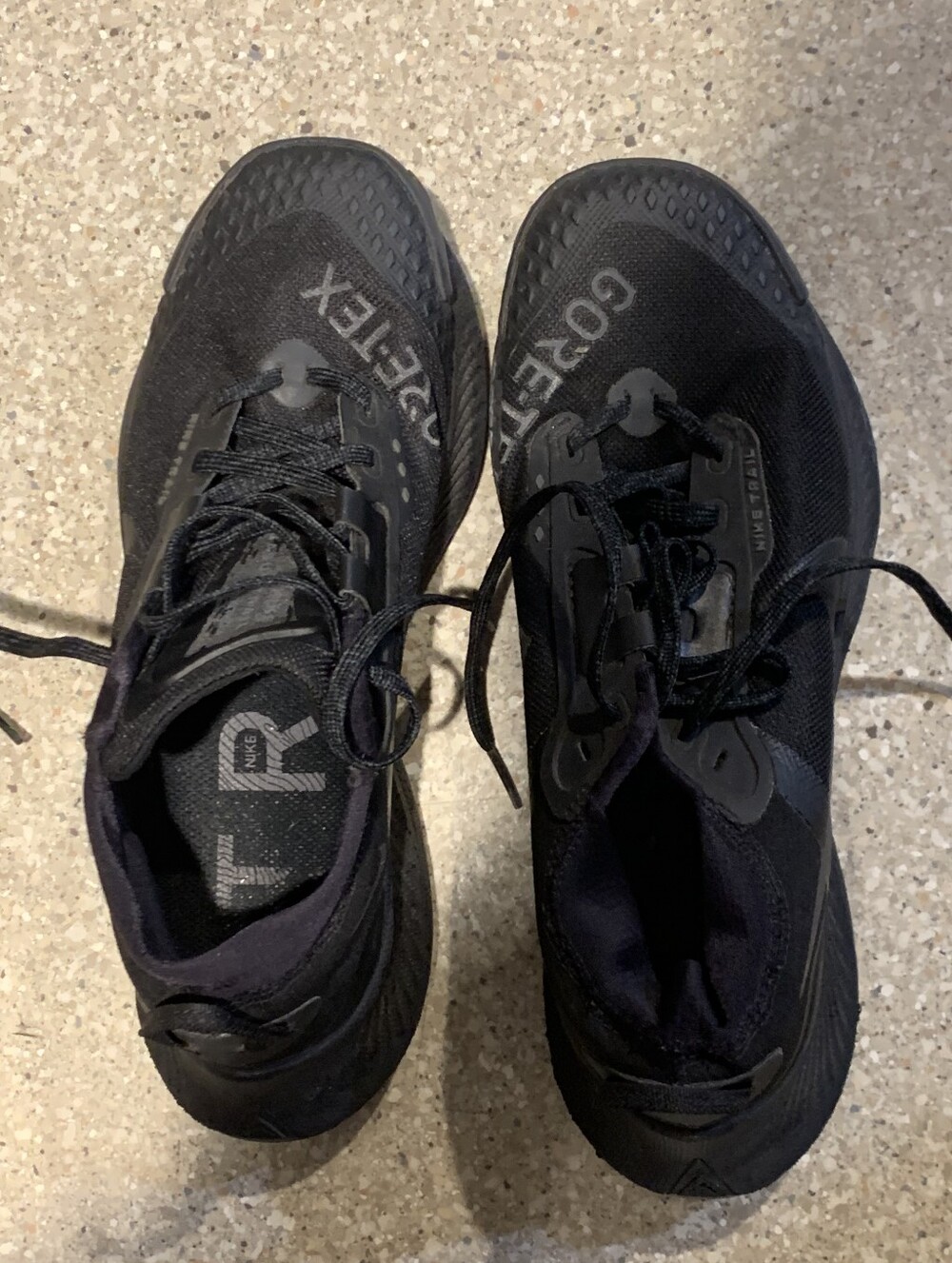 #728 Nike Black GORE-TEX Men's Athletic Running Shoes